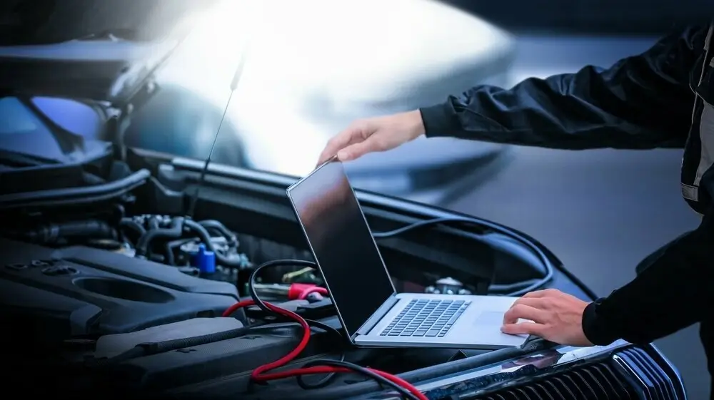 Mechanic using a tablet for diagnostics